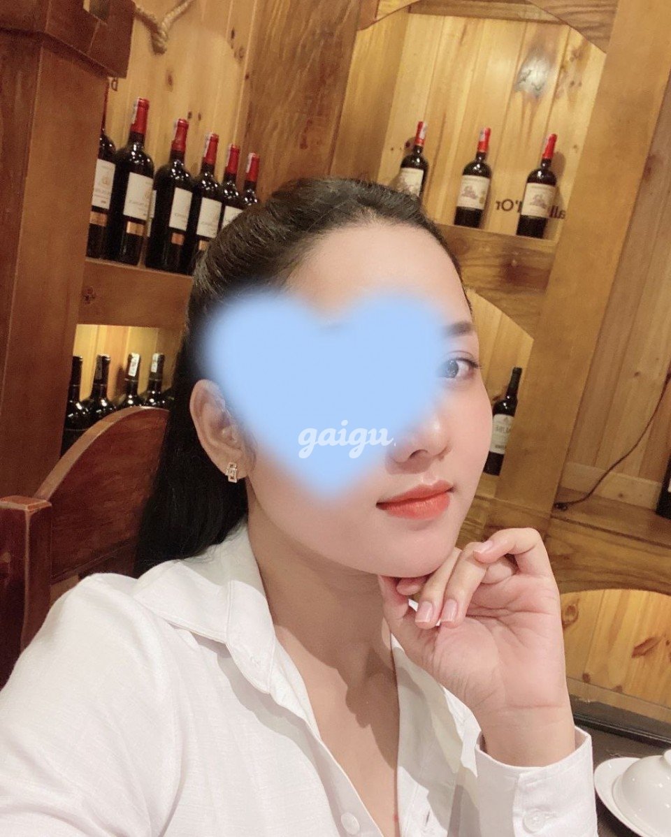 Thiên Kim . Gái Tơ 2k mặt xinh, ngực to hàng mới toang vào nghề.