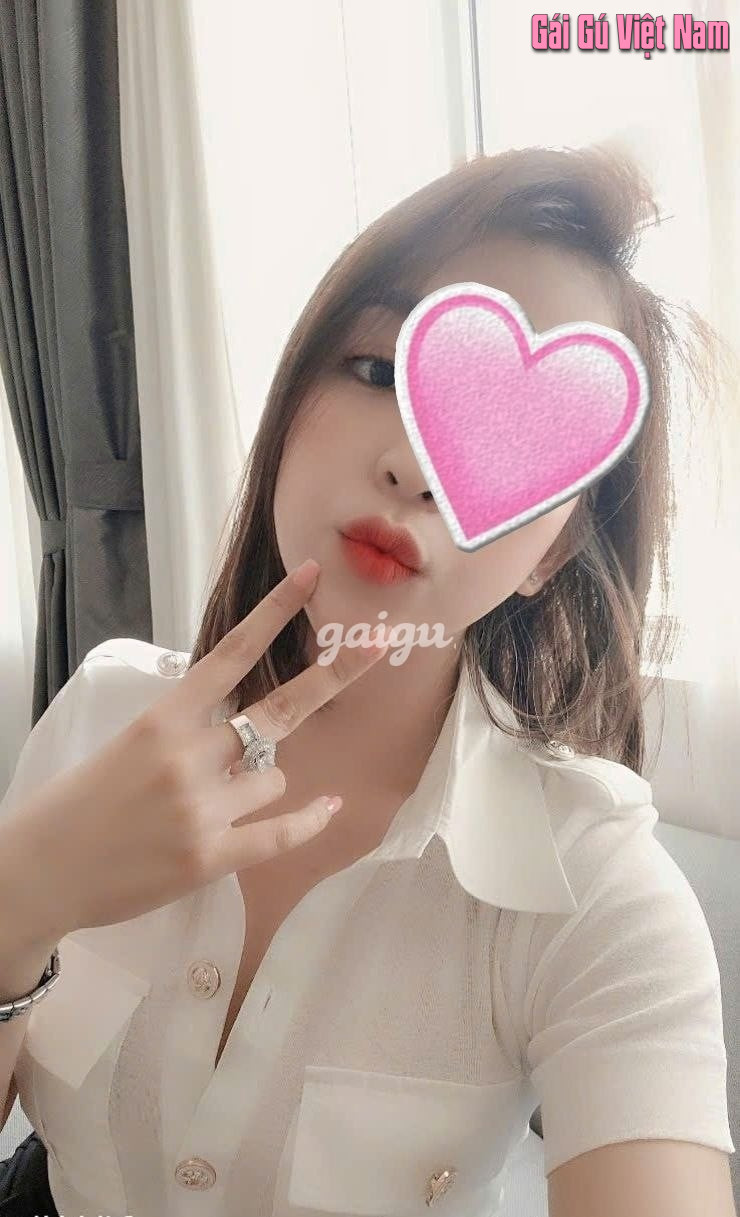 Hot girl 1m65 ( Thủy Tiên ) da trắng nỏn, dáng chuẫn, mặt xinh.